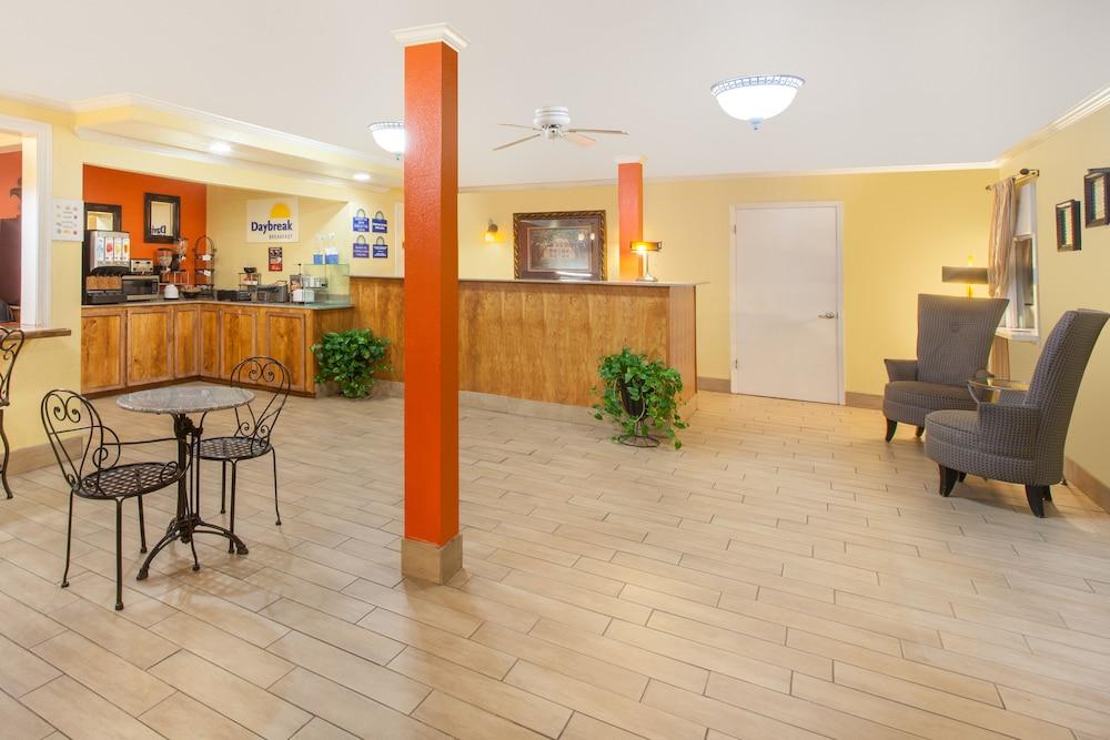 Travelodge By Wyndham Natchitoches Bagian luar foto